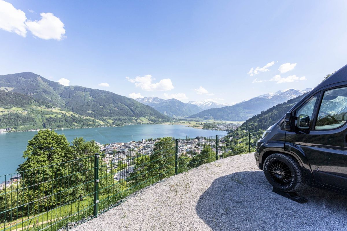 Wohnmobilstellplatz mit Berg- und Seeblick